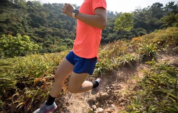 Γυναίκα Ultramarathon Δρομέας Τρέχει Κατηφόρα Στην Πλαγιά Του Βουνού Στο — Φωτογραφία Αρχείου