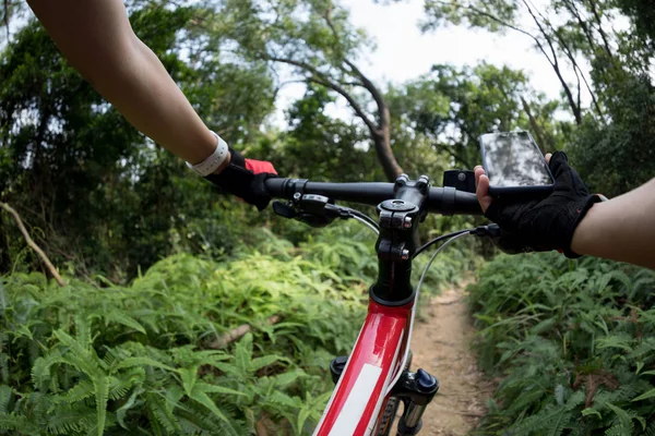 Cycliste Utilisant Smartphone Tout Faisant Vélo Sur Sentier Forêt Tropicale — Photo