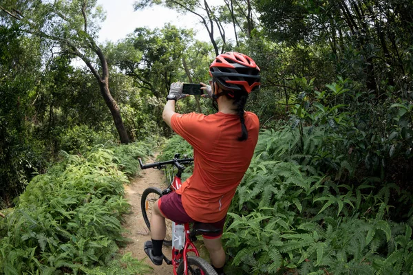 Cyclist Using Smartphone Taking Picture While Riding Bike Rainforest Trail — Stock Photo, Image