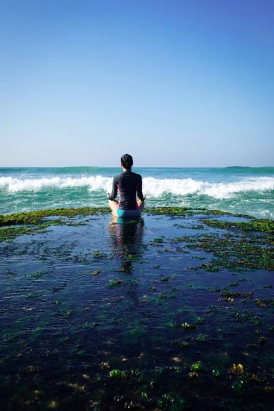 Femme Pratique Yoga Bord Falaise Face Aux Vagues Mer Fortes — Photo