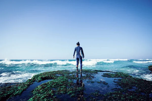Vrouw Surfer Met Surfplank Gaat Surfen Aan Zee — Stockfoto