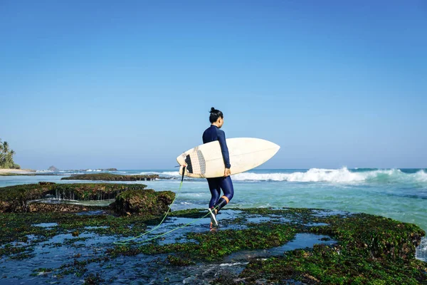 Mulher Surfista Com Prancha Vai Surfar Beira Mar — Fotografia de Stock