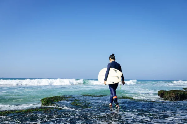 Mujer Surfista Con Tabla Surf Surfear Playa — Foto de Stock