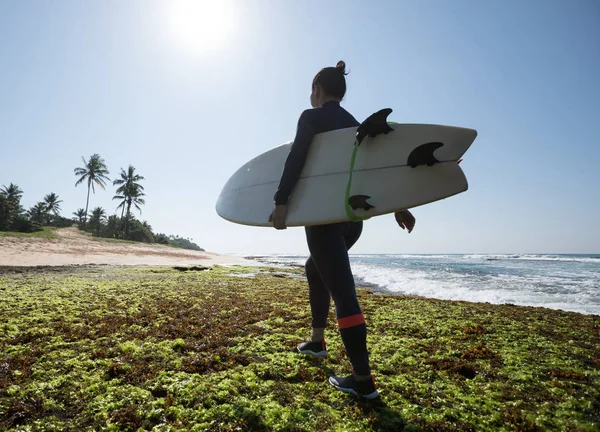 Mulher Surfista Com Prancha Vai Surfar Beira Mar — Fotografia de Stock