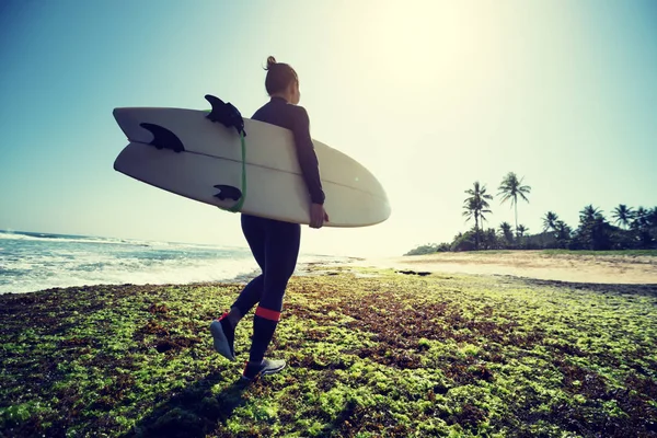 Mulher Surfista Com Prancha Vai Surfar Beira Mar — Fotografia de Stock