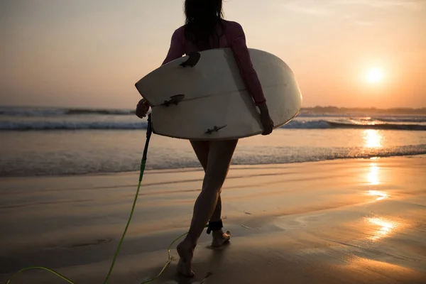 Mujer Surfista Caminando Con Tabla Surf Playa Del Atardecer —  Fotos de Stock