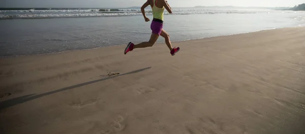 Joven Mujer Fitness Corriendo Playa — Foto de Stock