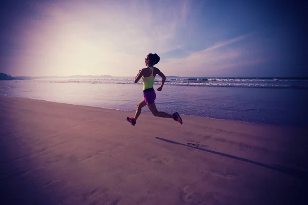 年轻的健康女子在日出海滩奔跑 — 图库照片