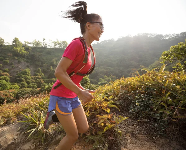热带森林中跑上山坡的女赛跑选手 — 图库照片