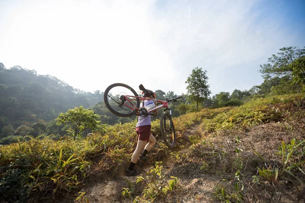 Längdskidåkning Kvinnlig Cyklist Som Bär Mountainbike Tropisk Skog Spår — Stockfoto