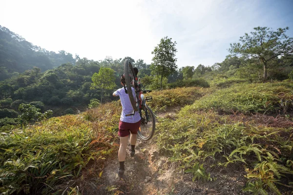 热带森林小径上骑山地自行车的越野女骑手 — 图库照片
