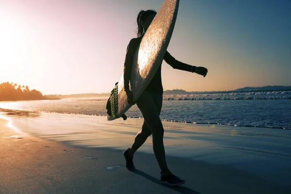 Підійде Жіночий Серфер Дошкою Серфінгу Східному Пляжі — стокове фото