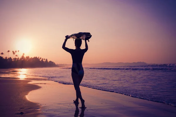 Pasująca Surferka Deską Surfingową Spacerująca Plaży Wschodu Słońca — Zdjęcie stockowe