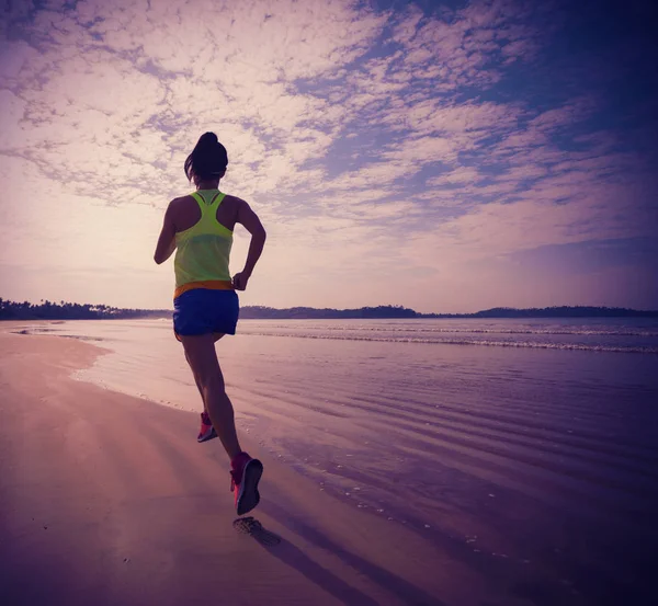 Genç Fitness Kadını Gün Doğumunda Plajda Koşuyor — Stok fotoğraf