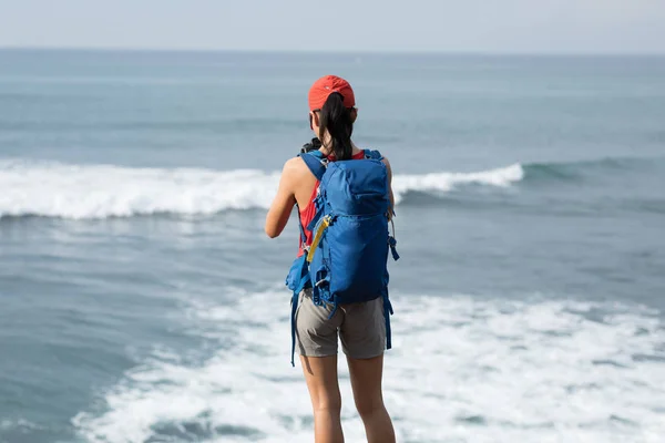 Fotografo Donna Che Cammina Riva Mare Fotografa Acqua — Foto Stock