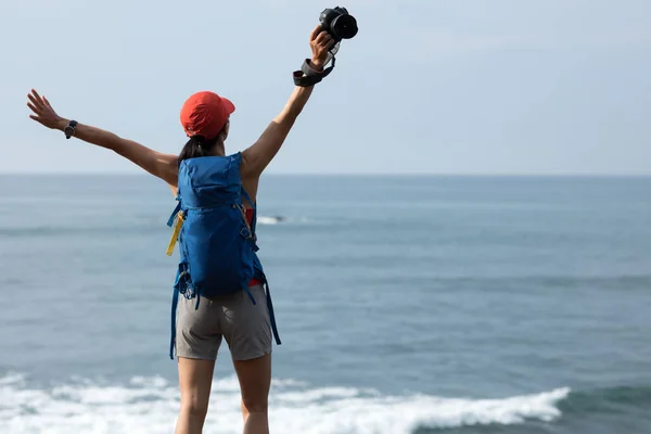 Fotografo Femminile Braccia Aperte Con Fotocamera Digitale Riva Mare — Foto Stock