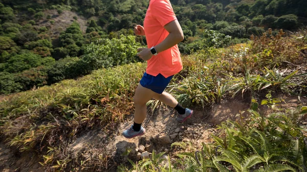 Ultramaraton Futó Futó Futó Lefelé Hegy Lejtőjén Trópusi Erdőben — Stock Fotó