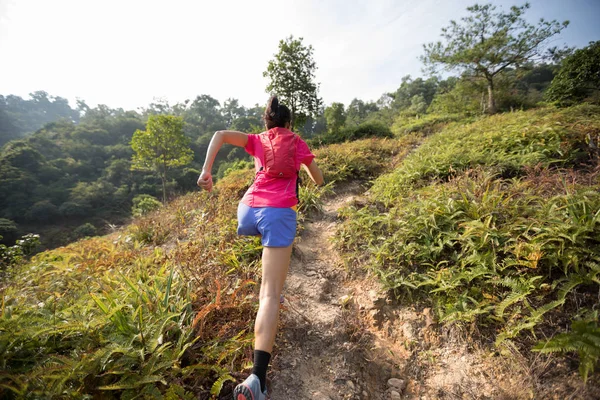 Vrouwelijke Trail Runner Loopt Berghelling Tropisch Bos — Stockfoto