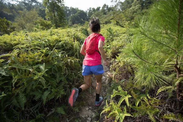 Бегущая Склону Тропы Женщина Тропическом Лесу — стоковое фото