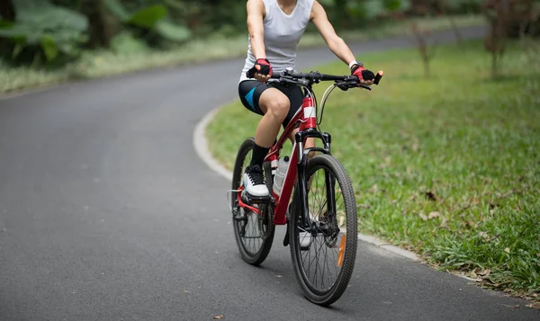 Güneşli Parkta Bisikletli Bir Kadın — Stok fotoğraf