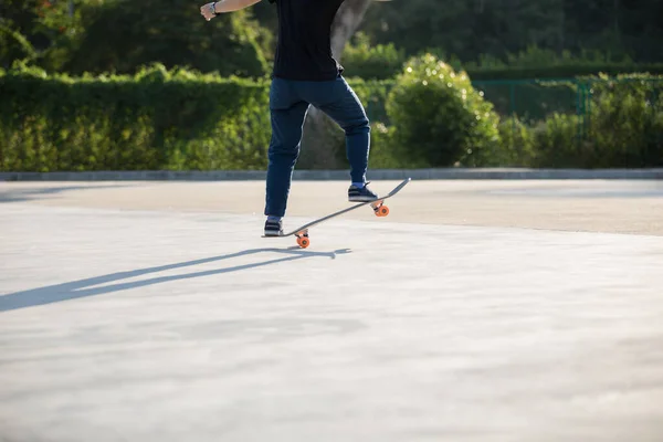 Skateboarder Skateboarden Bij Zonsopgang Park — Stockfoto