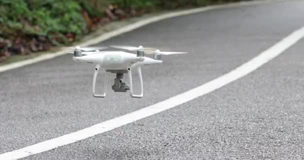 Flyvende Hvit Drone Nær Tom Vei – stockvideo