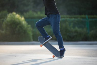 Kaykaycı kaykaycı sabah dışarıda ve numaralar yapıyor.