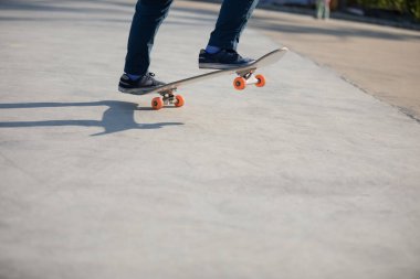 Kaykaycı kaykaycı sabah dışarıda ve numaralar yapıyor.