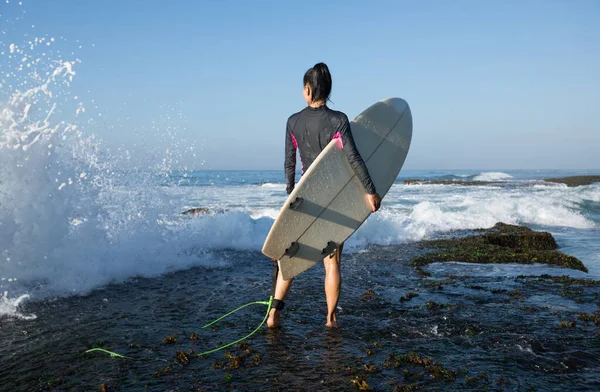 Vrouw Surfer Met Surfplank Gaat Surfen Aan Zee — Stockfoto