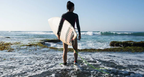 Vrouw Surfer Met Surfplank Gaat Surfen Aan Zee — Stockfoto
