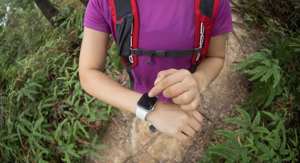 Mulher Asiática Ultramarathon Corredor Definir Smartwatch Antes Correr Trilha Floresta — Fotografia de Stock