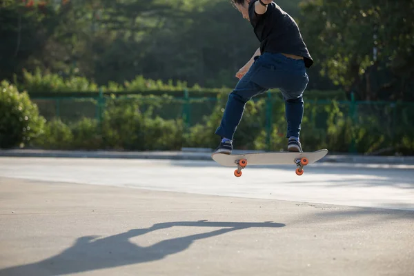 Skateboarder Skateboarding Πρωί Εξωτερικούς Χώρους Και Κάνει Κόλπα — Φωτογραφία Αρχείου