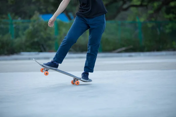 Skateboarder Skateboarding Por Mañana Aire Libre Haciendo Trucos — Foto de Stock