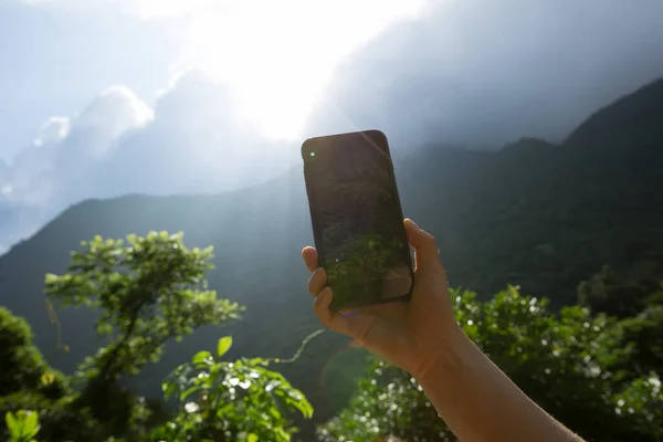 Ręka Przy Użyciu Telefonu Komórkowego Robienie Zdjęć Wiosennej Naturze — Zdjęcie stockowe