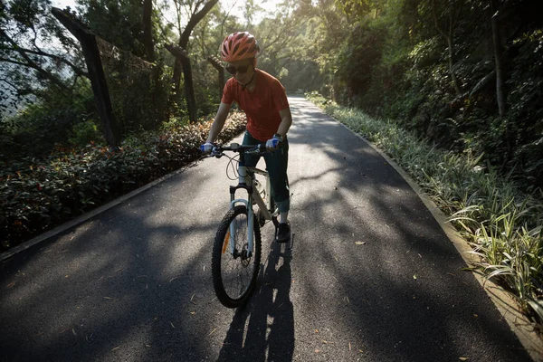 Kobieta Jeżdżąca Ścieżką Rowerową Parku Słoneczny Dzień — Zdjęcie stockowe