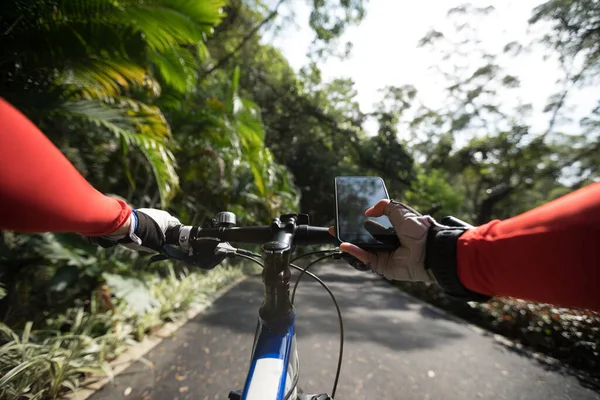 Utilisez Application Téléphone Intelligent Pour Navigation Pendant Randonnée Vélo Sur — Photo