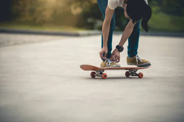 Skateboarder Δένοντας Κορδόνια Εξωτερικούς Χώρους — Φωτογραφία Αρχείου