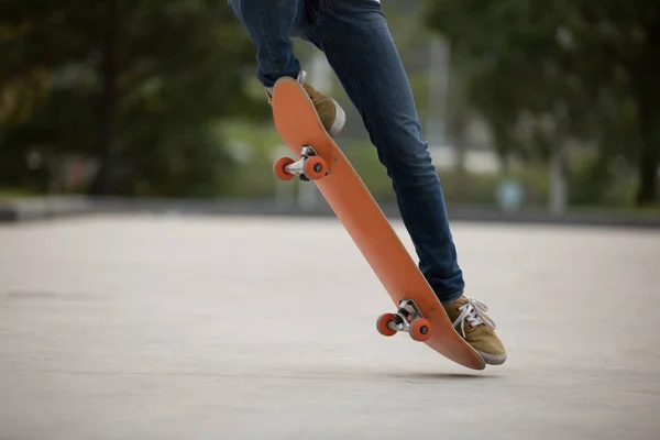 Skateboarder Skateboard Mattino All Aperto — Foto Stock