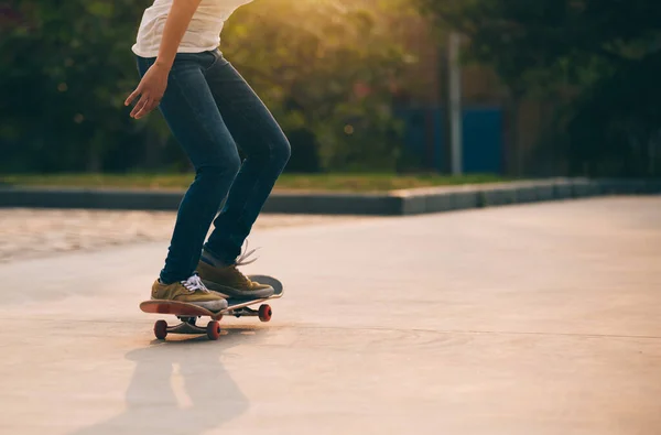 Skateboarder Skateboarden Ochtend Buiten — Stockfoto