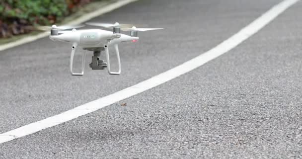 Πετώντας Λευκό Drone Κοντά Άδειο Δρόμο — Αρχείο Βίντεο