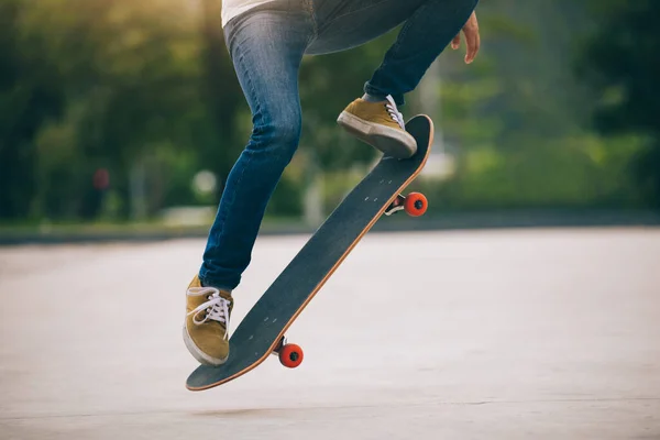 Skateboarder Skateboarding Ranních Hodinách Venku — Stock fotografie