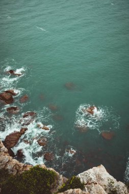 Bulutlu bir günde deniz manzarası