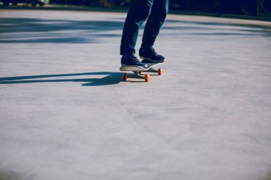 Kaykaycı kaykaycı. Sabah dışarıda, otoparkta.