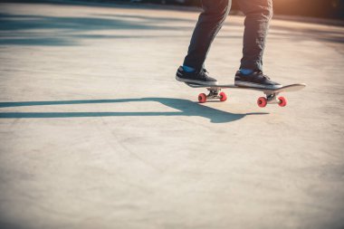 Kaykaycı kaykaycı. Sabah dışarıda, otoparkta.