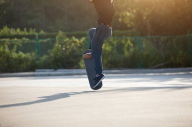 Kaykaycı kaykaycı. Sabah dışarıda, otoparkta.