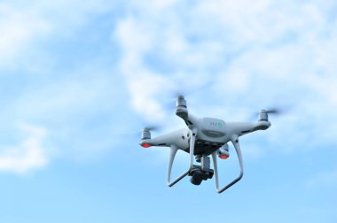 Havada uçan kameralı beyaz dron