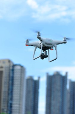 Havada uçan kameralı beyaz dron