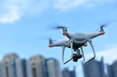 Havada uçan kameralı beyaz dron
