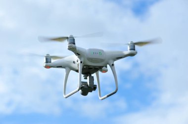 Havada uçan kameralı beyaz dron