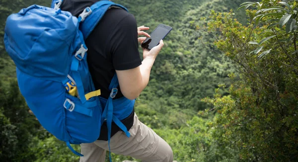 Kobieta Turysta Pomocą Smartfona Szczycie Lasu Góry — Zdjęcie stockowe